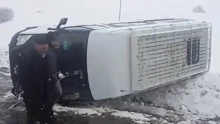 Bingöl'de öğrenci servisi devrildi: 5 yaralı 