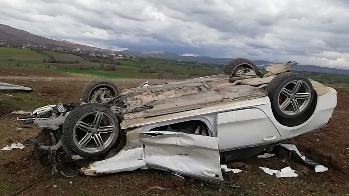 Bariyerlere çarpan otomobil takla attı