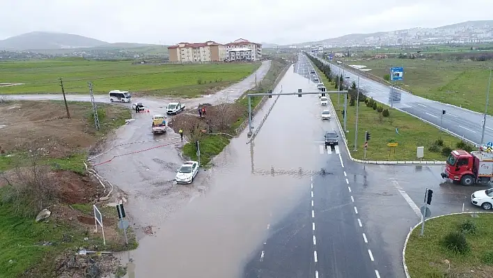 Kuvvetli Yağış, Karayolunu Kapattı