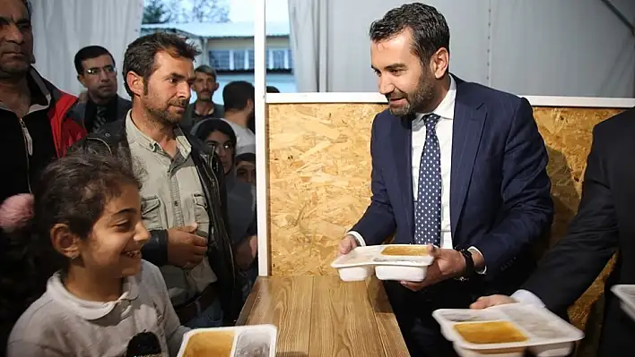 Başkan Şerifoğulları, vatandaşlarla çadırda iftarını açtı