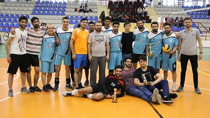 Erkekler Voleybol Turnuvası'nda kupa sahibini buldu 