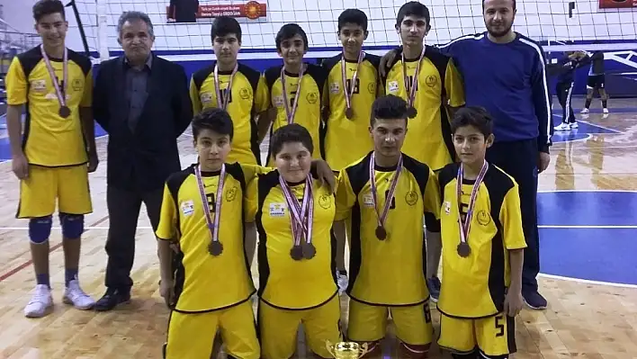 Şehit Erdal Alpkılıç Ortaokulu Voleybolda birincisi oldu 