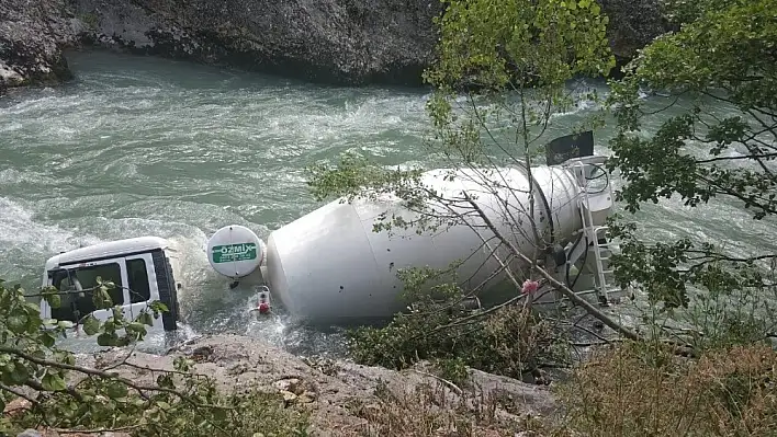 Beton mikseri Munzur Çayı'na uçtu 