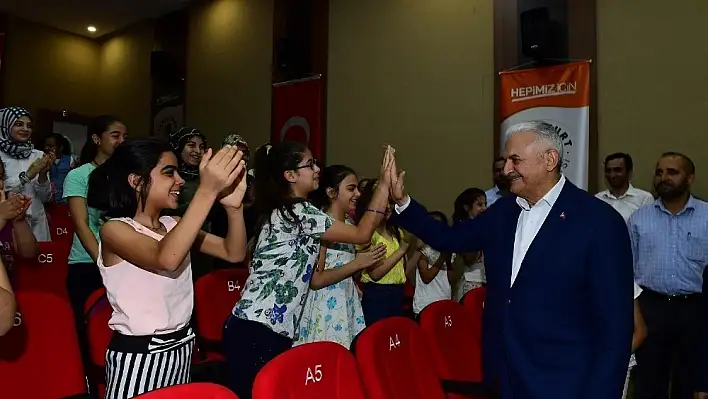 Binali Yıldırım'a 'kanka hoş geldin'li karşılama 