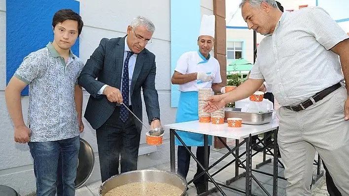 Başkan Güder, özel çocuklara aşure ikramında bulundu 