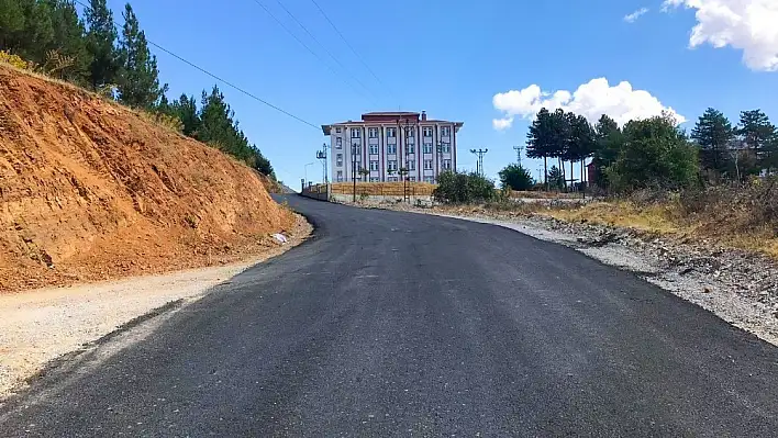 Pütürge'de yol çalışmaları devam ediyor 