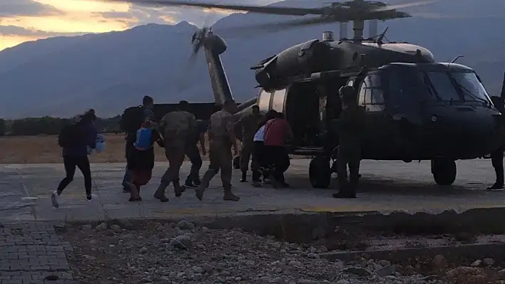 Pencereden düşen çocuk helikopterle hastaneye ulaştırıldı 