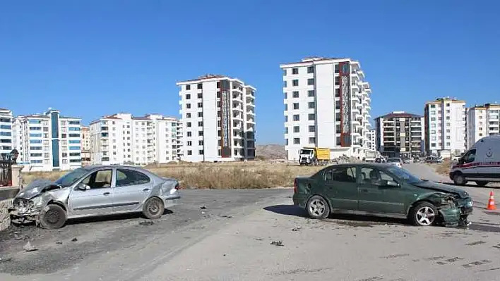 Elazığ'da iki otomobil çapıştı: 12 yaralı