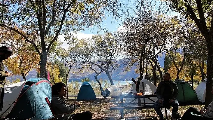 Sonbaharda kampın adresi, Hazar Gölü