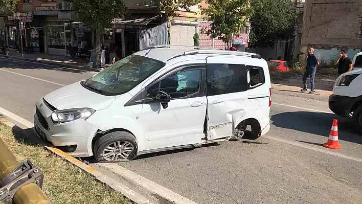 Ambulans ile Araç Çarpıştı