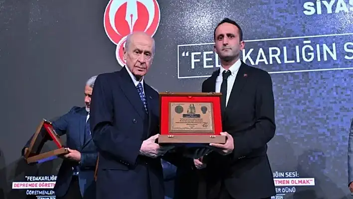 Bahçeli'den Elazığlı Öğretmene Plaket