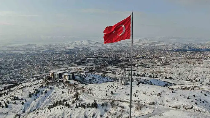 Beyaz gelinliğini giyen Elazığ'da dondurucu soğuklar başladı