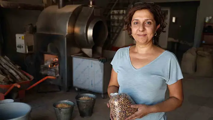 Depremden kurtulan 2 çocuk annesi, devraldığı tesiste tonlarca leblebi üretiyor