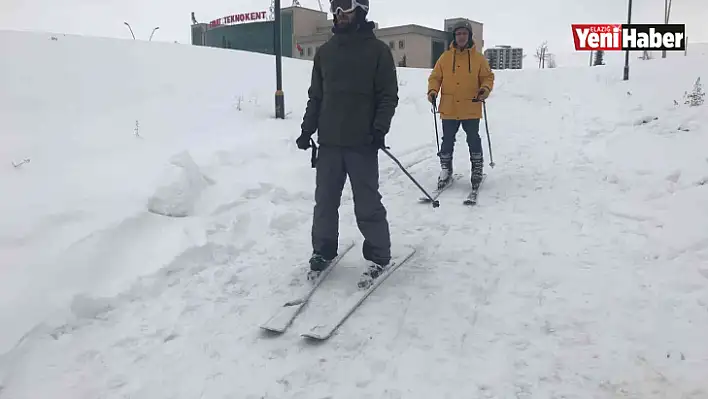 Drone pisti kar yağınca kayak pisti oldu, öğrenciler doyasıya eğlendi