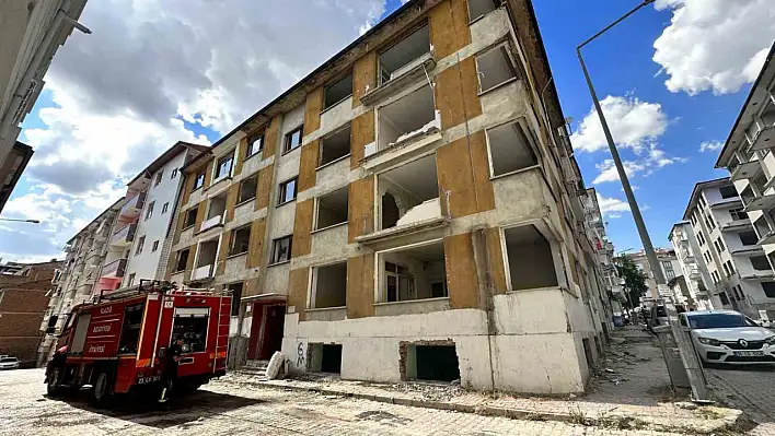 Elazığ'da ağır hasarlı binada korkutan yangın