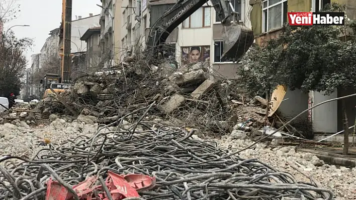 Elazığ'da ağır hasarlı binaların yıkımı sürüyor