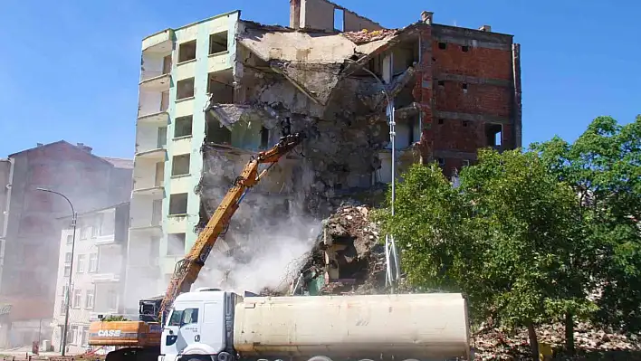 Elazığ'da Yıkım Devam Ediyor