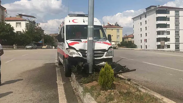 Ambulans Direğe Çarptı