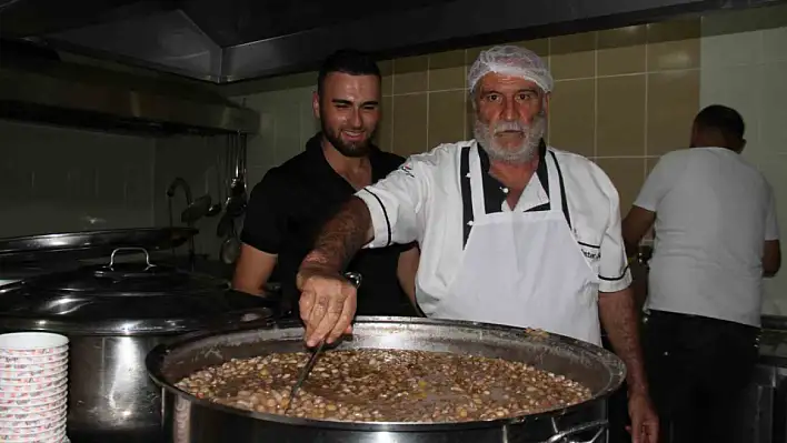 Elazığ'da Aşure Dağıtıldı