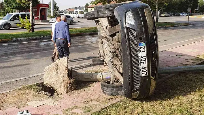 Direğe Çarpan Otomobil Devrildi