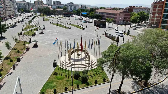 Elazığ'da Caddeler Boş Kaldı