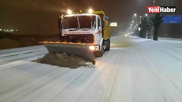 Elazığ'da belediye ekipleri gece de karla mücadelesini sürdürüyor