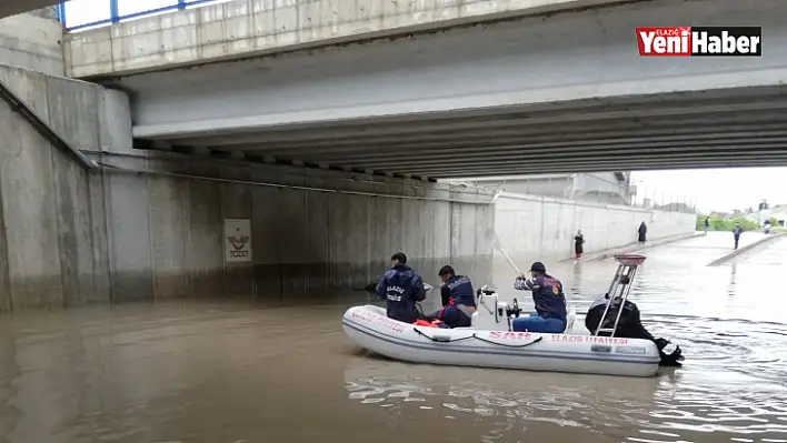 Elazığ'da ev ve iş yerlerini su bastı, mahsur kalanları itfaiye botla kurtardı