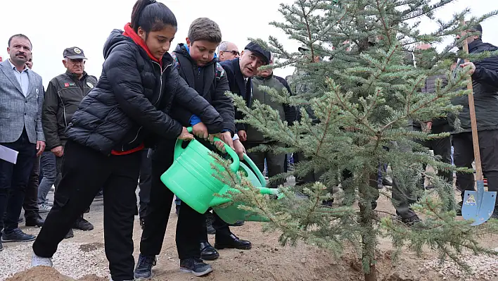 Elazığ'da Fidanlar Toprakla Buluştu