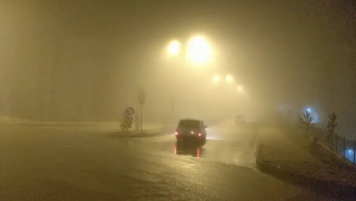 Elazığ'da gece saatlerinde yoğun sis: Görüş mesafesi 10 metreye kadar düştü