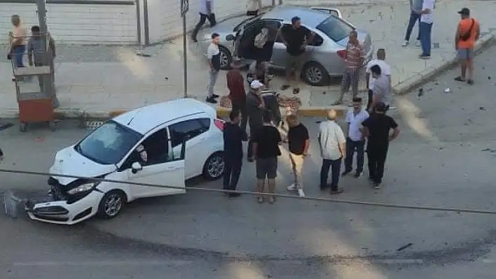 Elazığ'da iki otomobil çarpıştı:1 yaralı