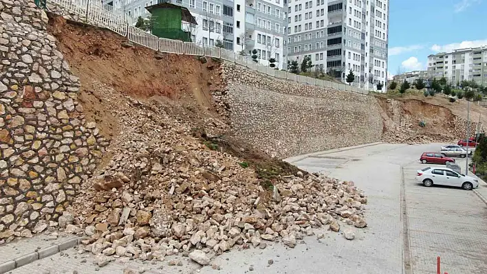 Elazığ'da Duvarlar Çöküyor