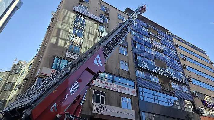 Elazığ'da Kar ve Buz Mesaisi Sürüyor