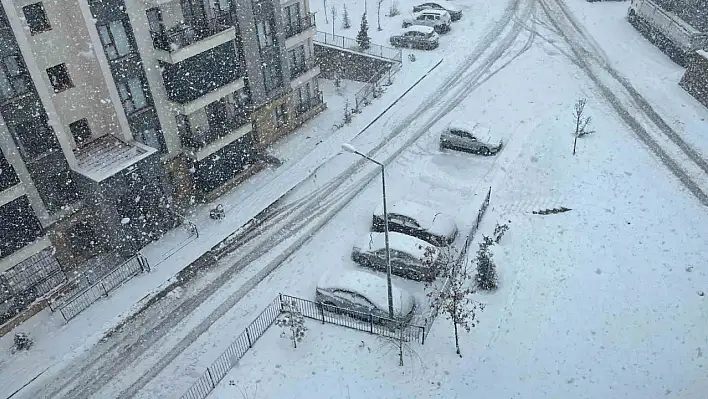 Elazığ'da Kar Etkisini Sürdürüyor