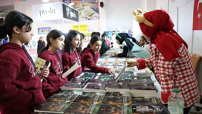 Kitap Fuarı'na Yoğun İlgi