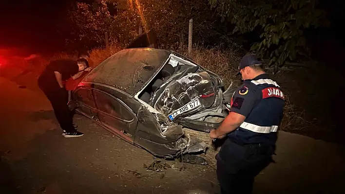 Elazığ'da kontrolden çıkan araç yoldan çıktı: 2'si ağır 3 yaralı