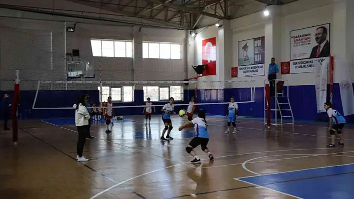 Voleybol Şampiyonası Başladı