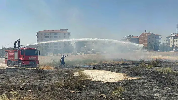 Elazığ'da Ot Yangını Söndürüldü