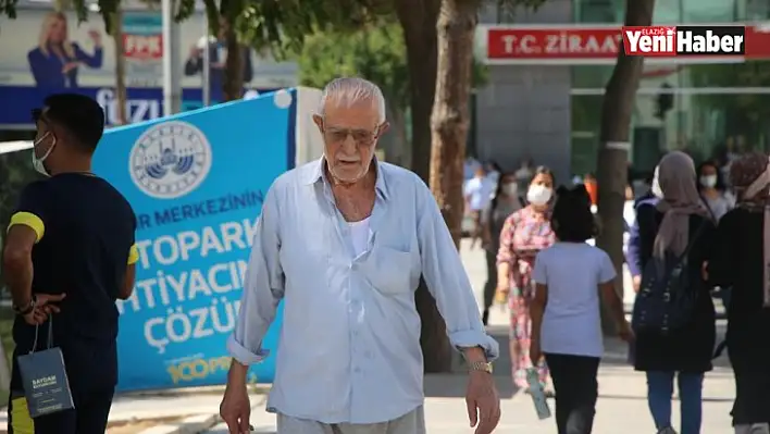 Elazığ'da Maskesiz Vatandaş, Herkesi Maske Takmaya Davet Etti