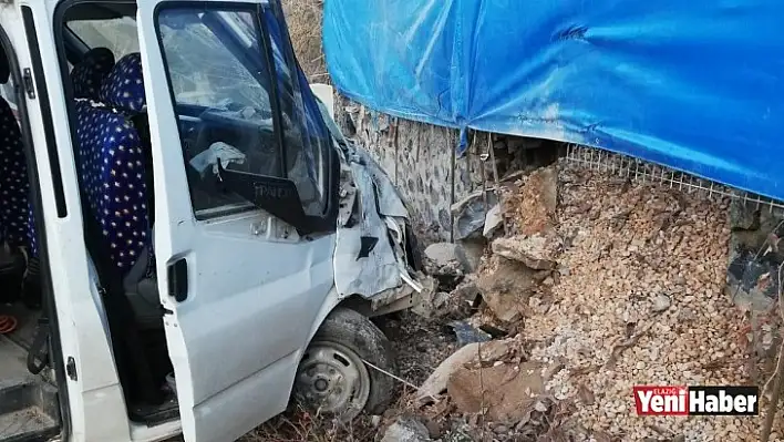 Elazığ'da Minibüs Duvara Çarptı!