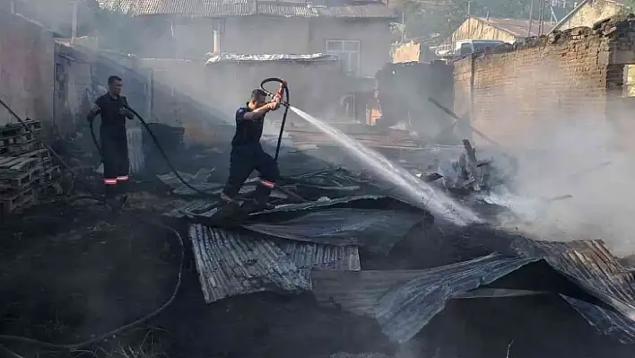 Elazığ'da odunluk yangını