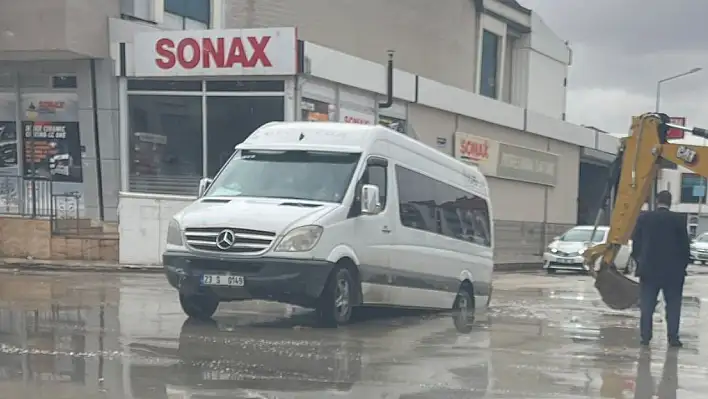 Öğrenci Servisi Çukura Düştü