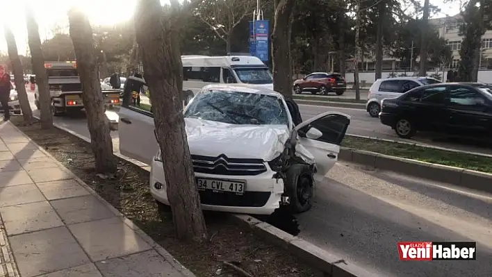 Elazığ'da Otomobil Ağaca Çarptı: 3 Yaralı