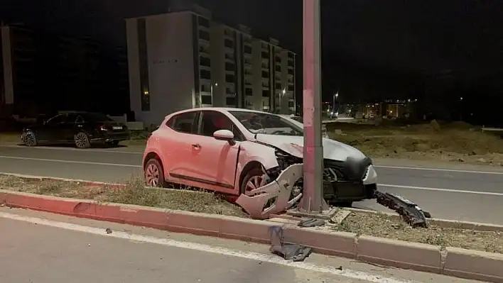 Elazığ'da otomobil aydınlatma direğine çarptı: 1 yaralı