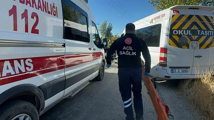 Elazığ'da otomobil ile öğrenci servisi çarpıştı: 2'si ağır 4 yaralı