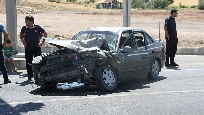 Elazığ'da Otomobil Duran Araca Çarptı!