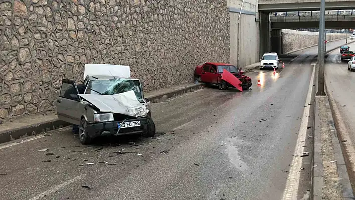 Elazığ'da otomobiller kafa kafaya çarpıştı: 4 yaralı