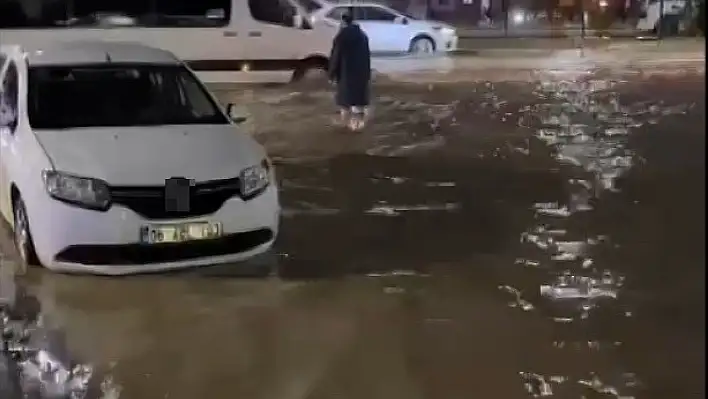 Elazığ'da Yollar Göle Döndü