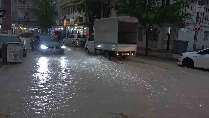 Elazığ'da Yollar Göle Döndü