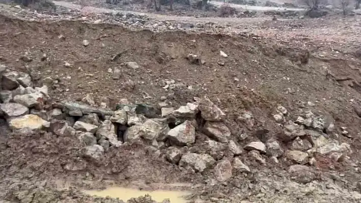 Elazığ'da sağanak nedeni ile istinat duvarı yıkıldı