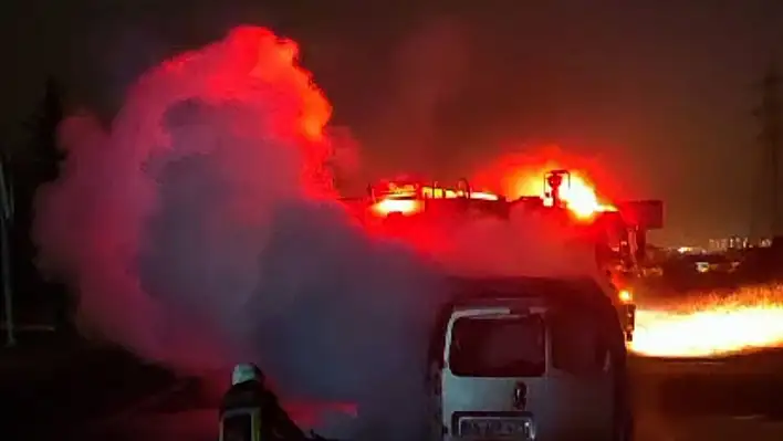 Elazığ'da seyir halindeki araç alev topuna döndü